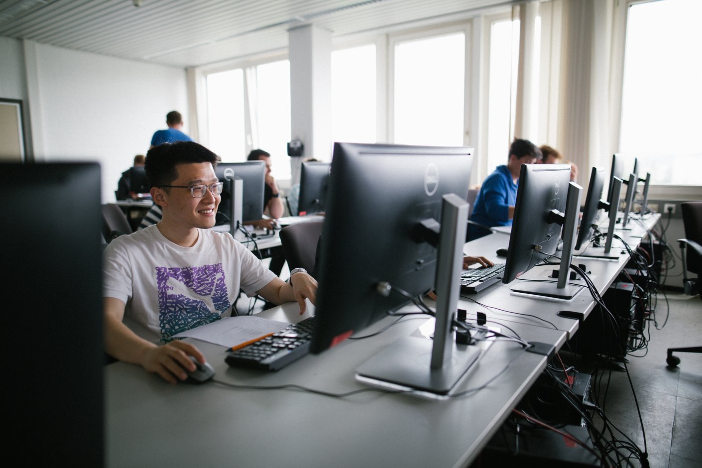 Studierende sitzen vor Computern