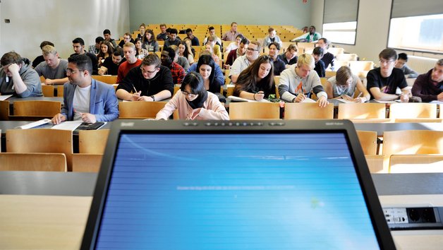 Blick von vorne auf einen vollen Hörsaal