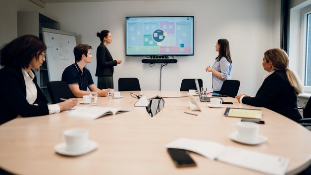 Seminarraum, alle Person schauen zur Präsentation